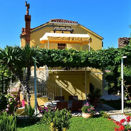 2 Bedroom With Garden Апартаменты *