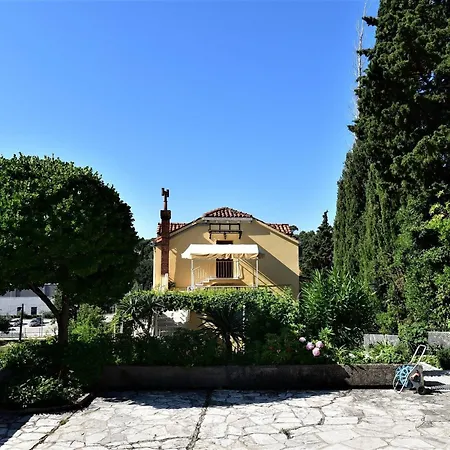 Apartman 2 Bedroom With Garden *