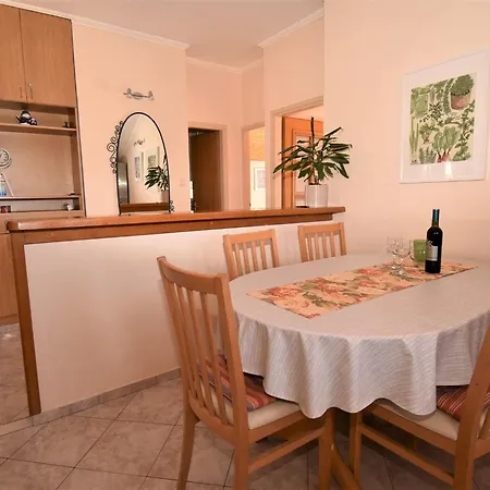 2 Bedroom With Garden Apartman Mlini
