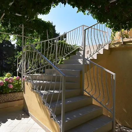 2 Bedroom With Garden *