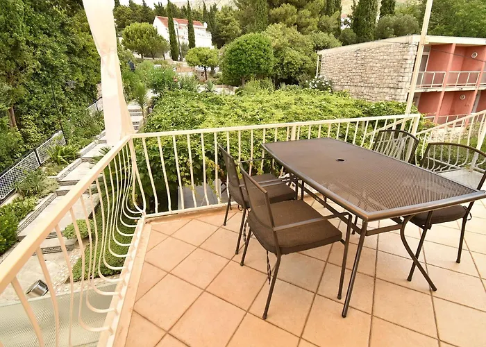 2 Bedroom With Garden 公寓 米利尼