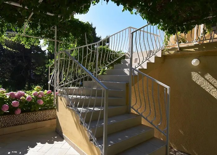 2 Bedroom With Garden *